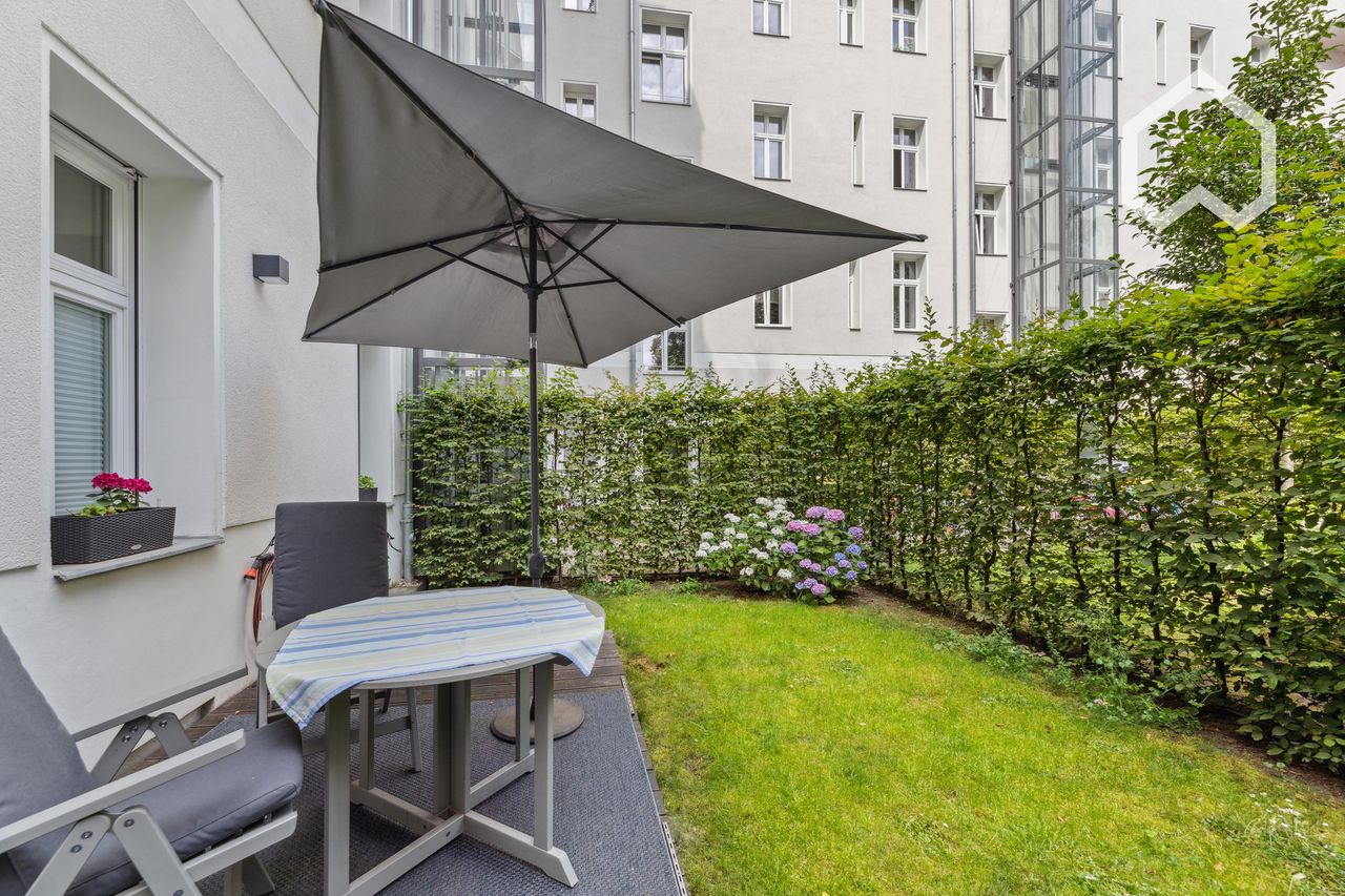 Fantastic, bright and quiet 2 room apartment with garden in typical Berlin old building in the trendy district of Prenzlauer Berg