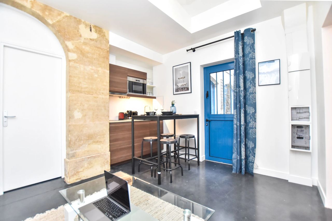 Superb typical Parisian flat refurbished in the center of Paris - 2P