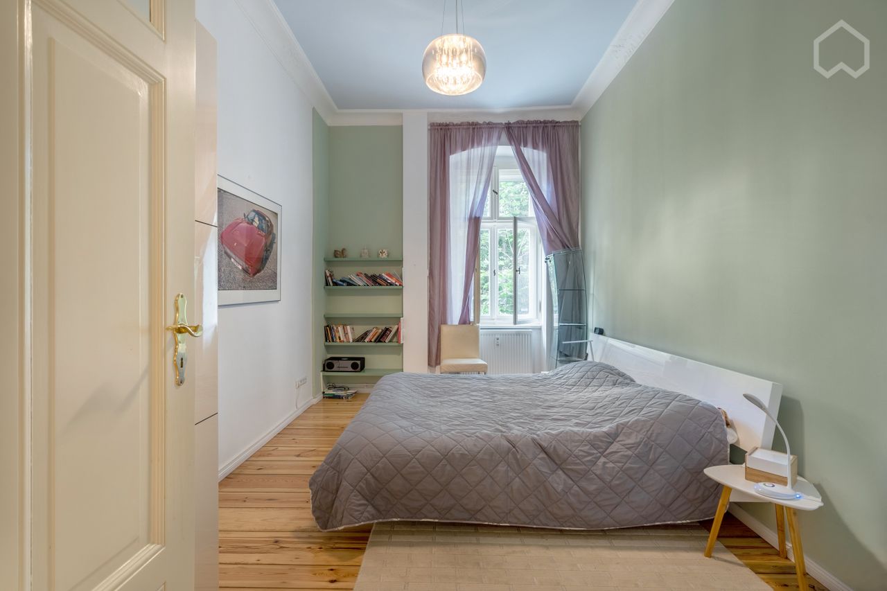 Stylish apartment with own garden and all new furniture/kitchen. Fabulous location right by Charlottenburg Castle & park.