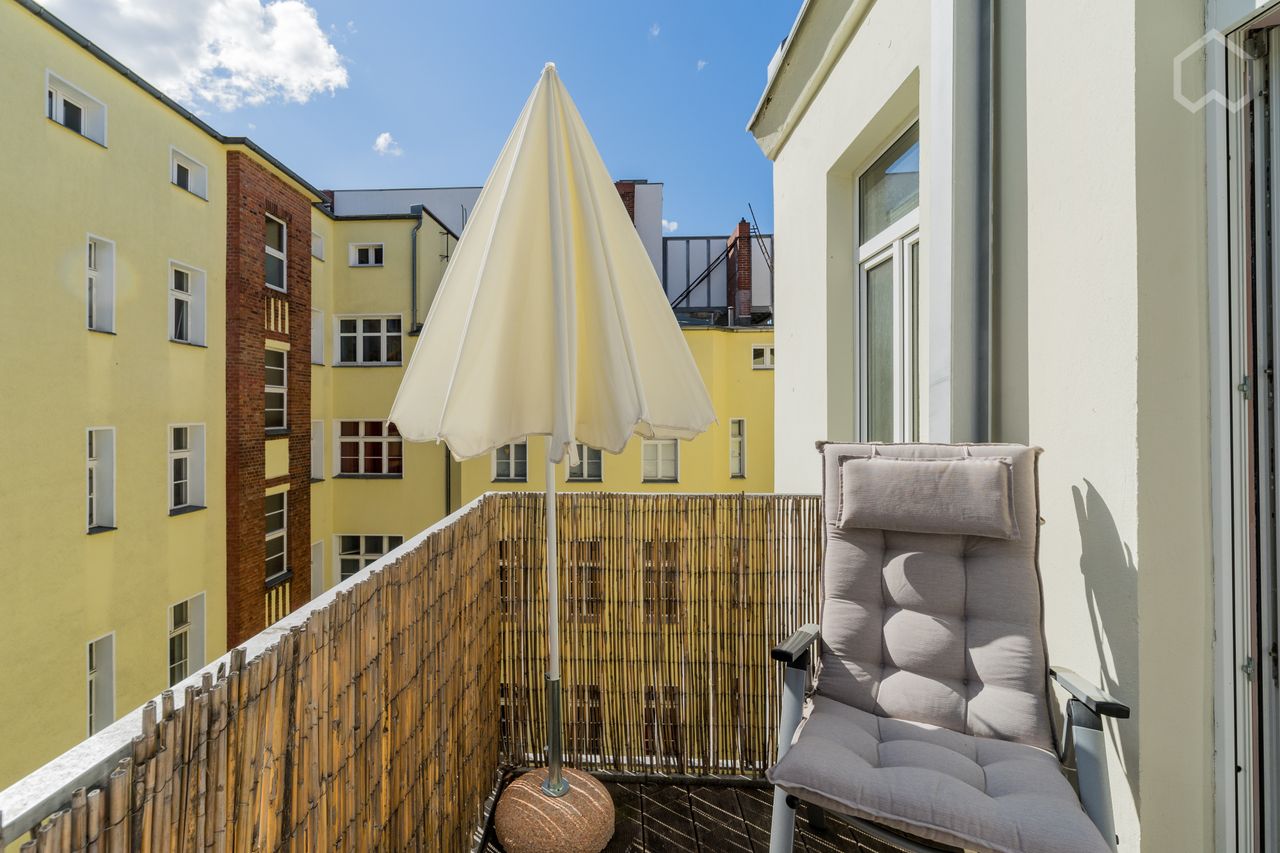 Perfect, bright 2-room apartment in Kreuzberg skies in-front of Victoria park