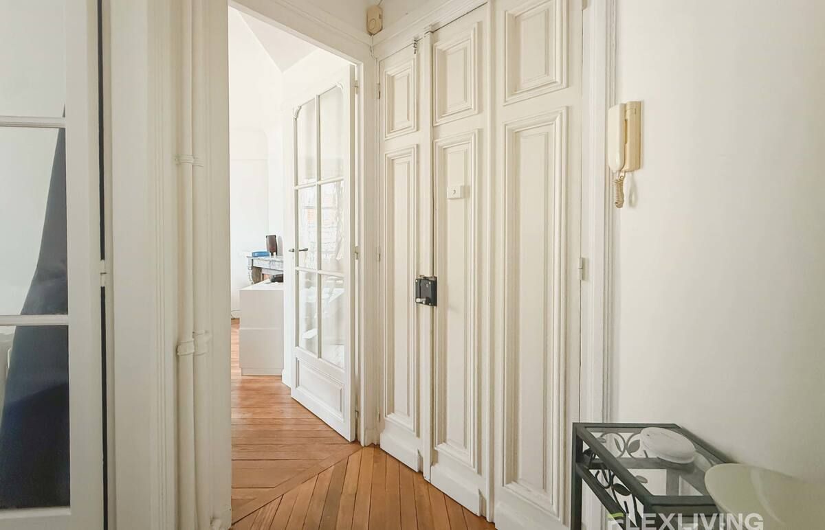 a superb 50m2 one-bedroom apartment located on rue de Vaugirard.