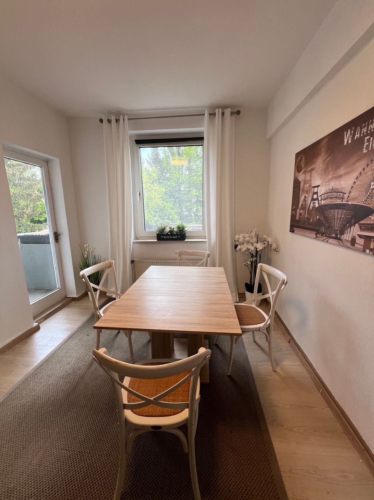 Chic apartment * Ruhr Area Style *  conveniently located on the A42/A43 * 2 private parking spaces * at the Eickel high school