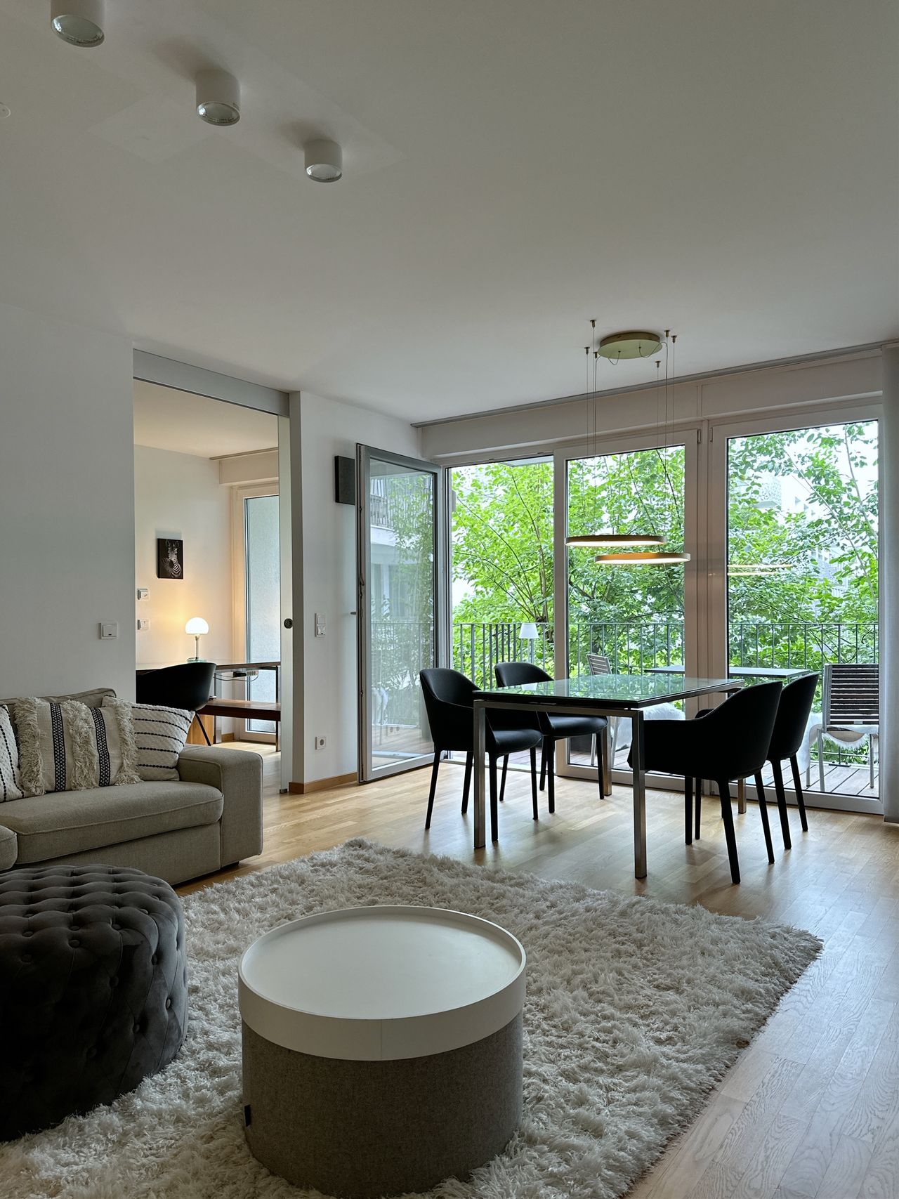 Luxurious 1-bedroom apartment in the heart of Munich, with garage place, indoor pool, hot steam bath and gym