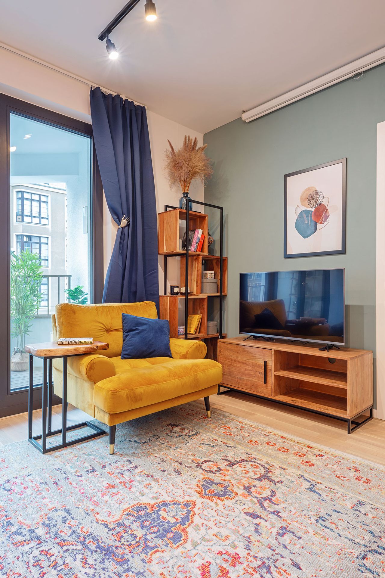 Exclusive stylish and fully-equipped apartment in the heart of Berlin, perfect for home-office with the large cozy balcony