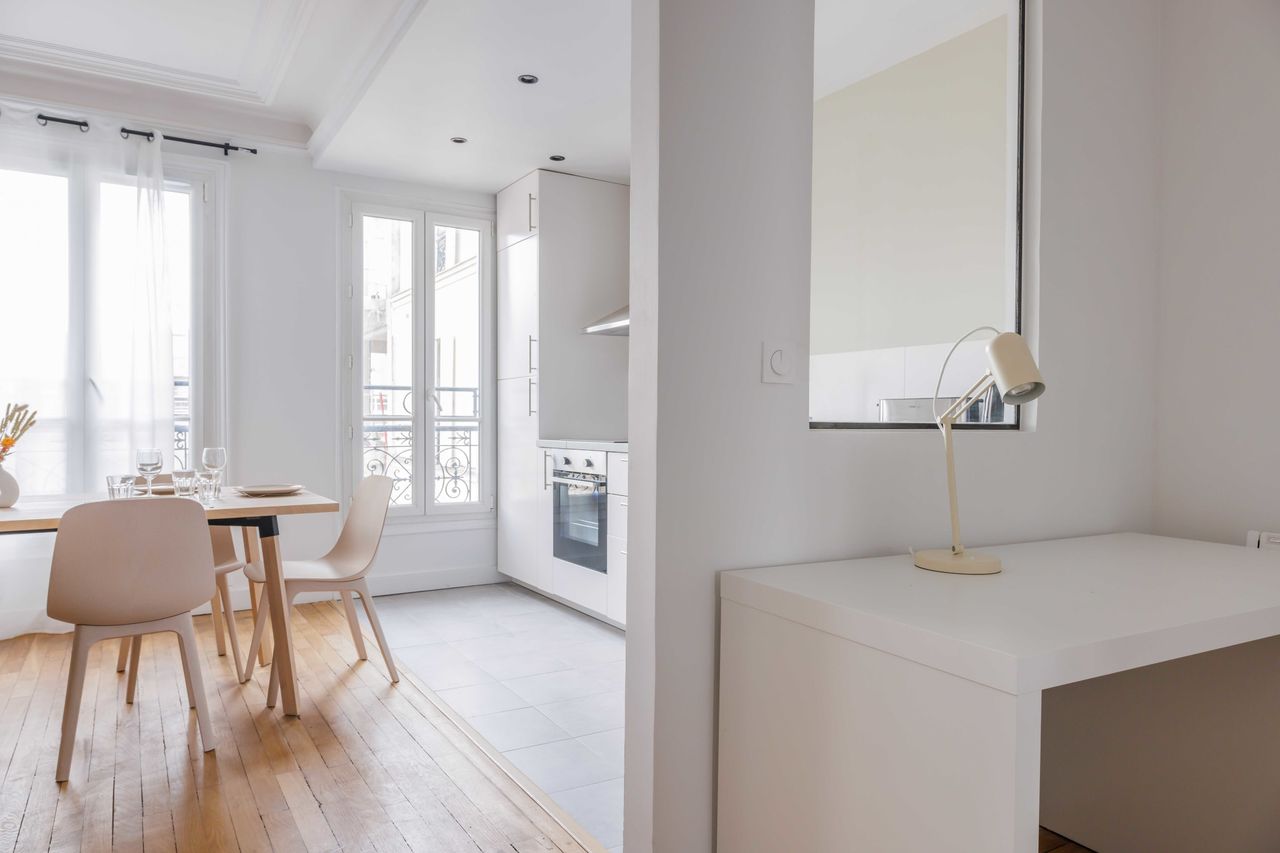 Cozy 1-Bedroom Haven: 42m² Apartment on the 4th Floor