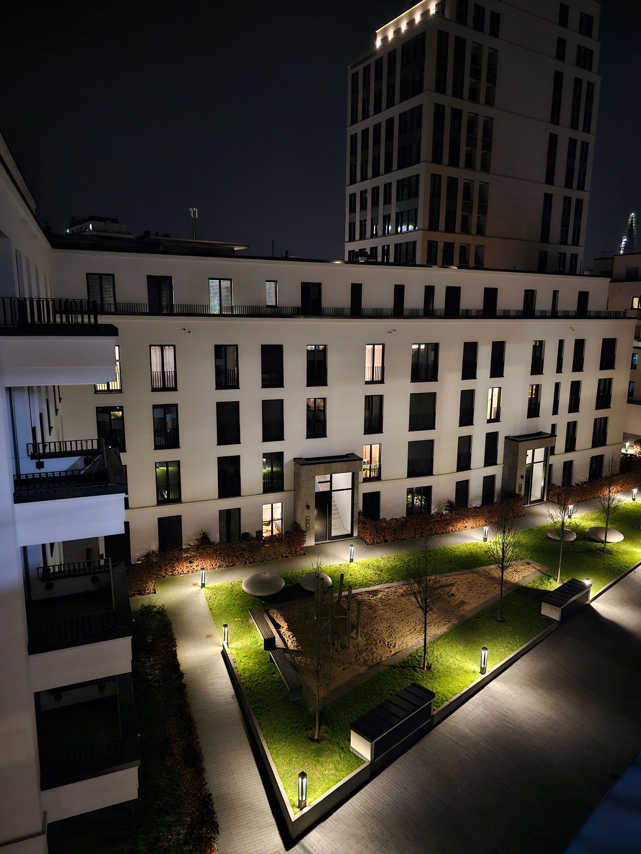 2 bedrooms, 2 bathrooms, 1 living room, furnished new apartment in the center of Düsseldorf