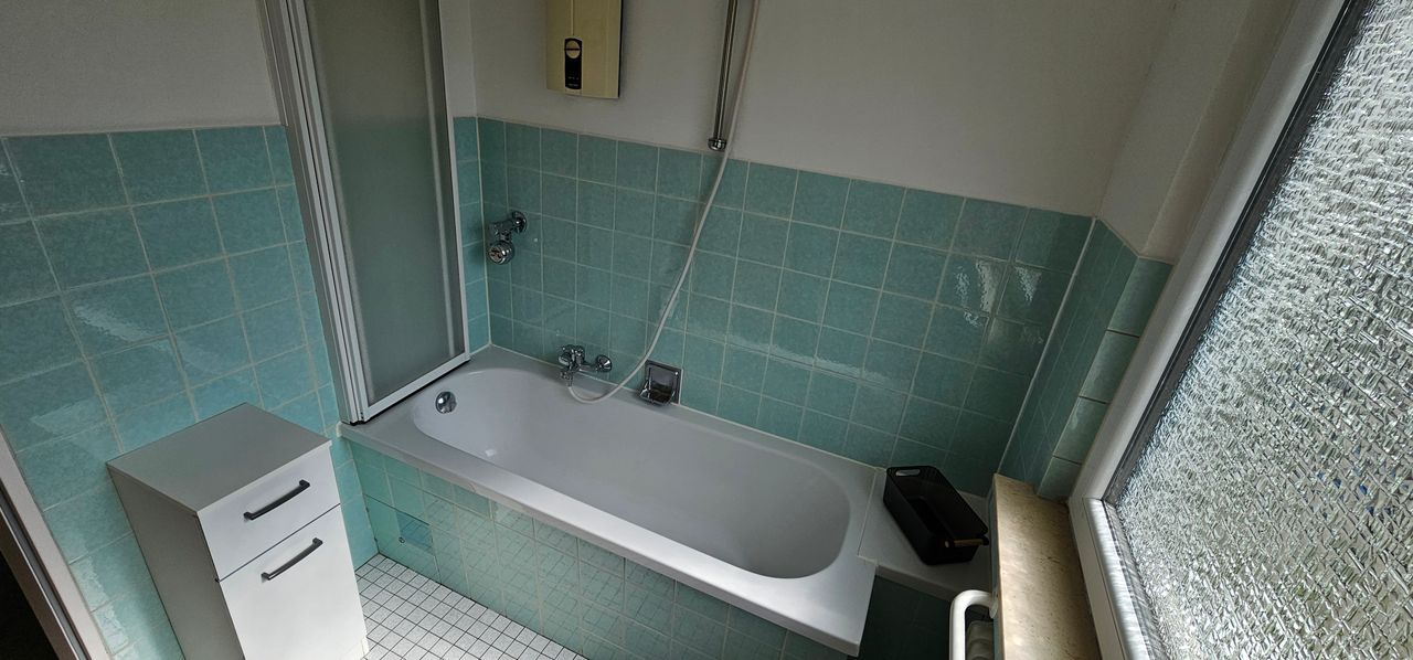 First occupancy after high-quality furnishings, all included. 3 rooms, balcony, parking space.