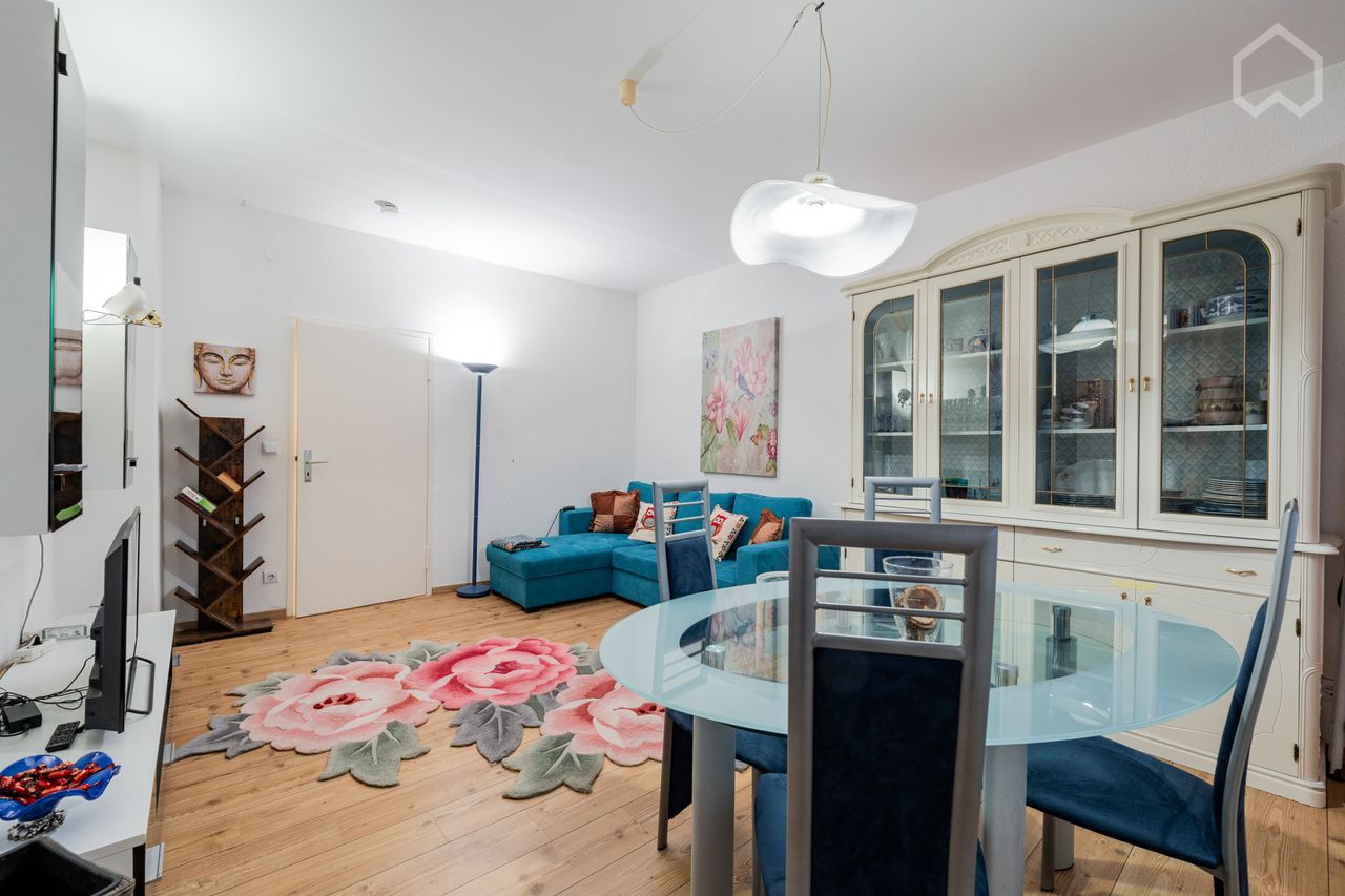Exclusive city living in Berlin-Neukölln: Elegant 3-room flat with balcony and urban flair