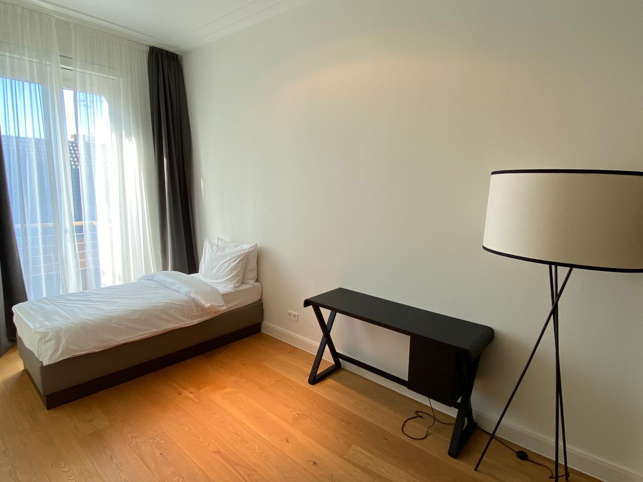 Beautiful and luxurious three-room apartment in a top location in the center of Düsseldorf