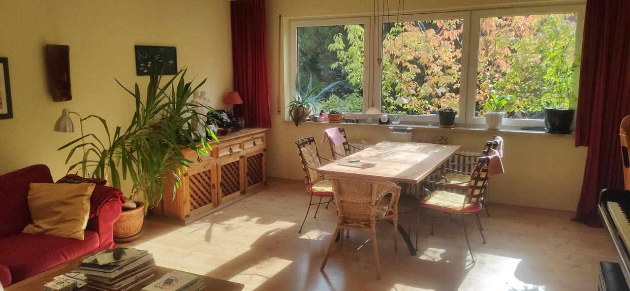 4-room apartment in Berlin – Westend / Ruhleben in the countryside with pool, sauna and large garden, close to the subway, furnished