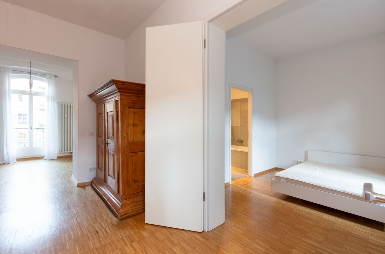 2-room apartment with 2 balconies, in a monument in Kreuzberg