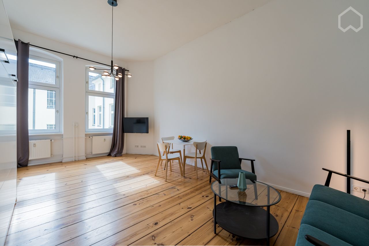 Beautiful old building apartment in the heart of Kreuzberg