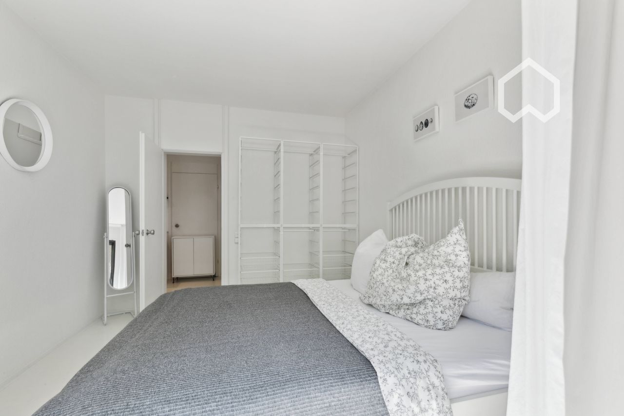 Sunny, furnished apartment with private terrace in Cologne-Marienburg.