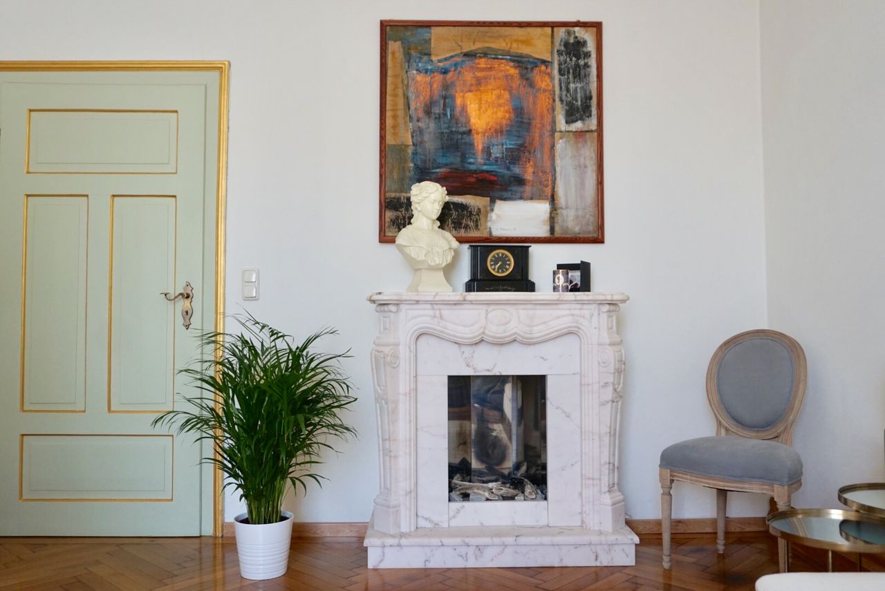 Romantic flat in Schwabing with open fireplace and little pond