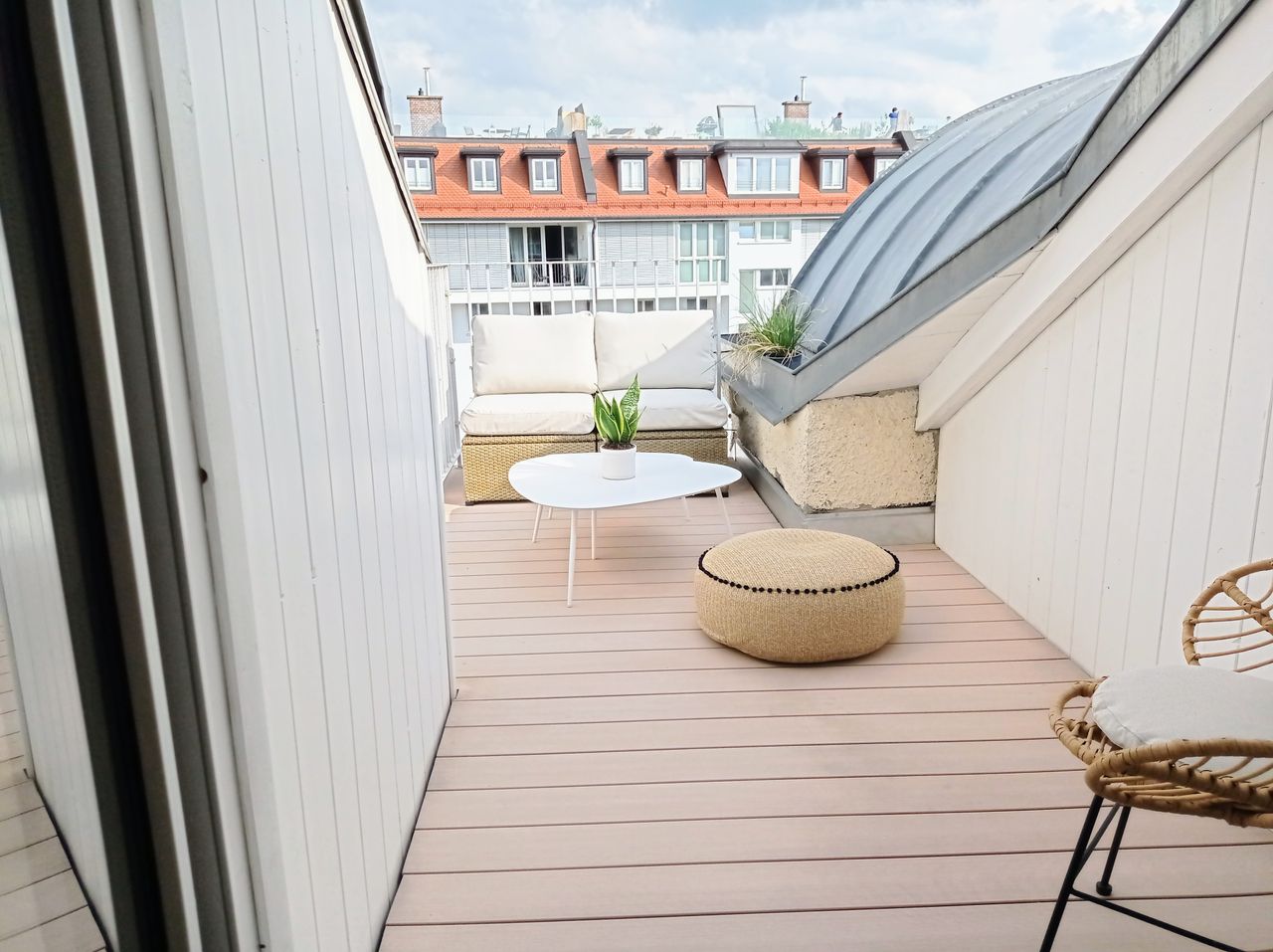 Top location! Bright 3 room flat with roof top terrace