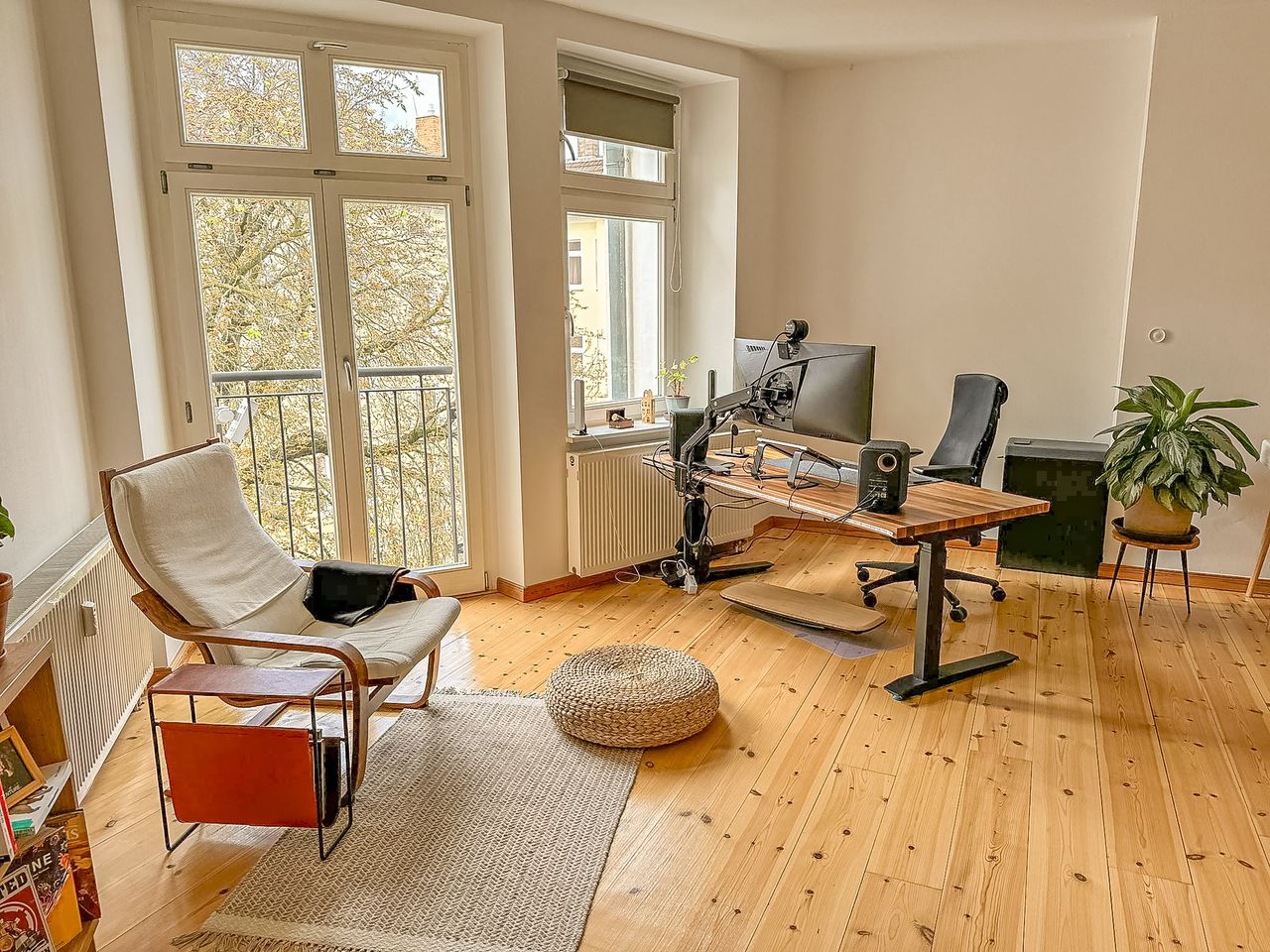 Furniched 115pm 3 room flat in Friedrichshain, directly at Ostkreuz. Very bright and functional layout with high ceilings.