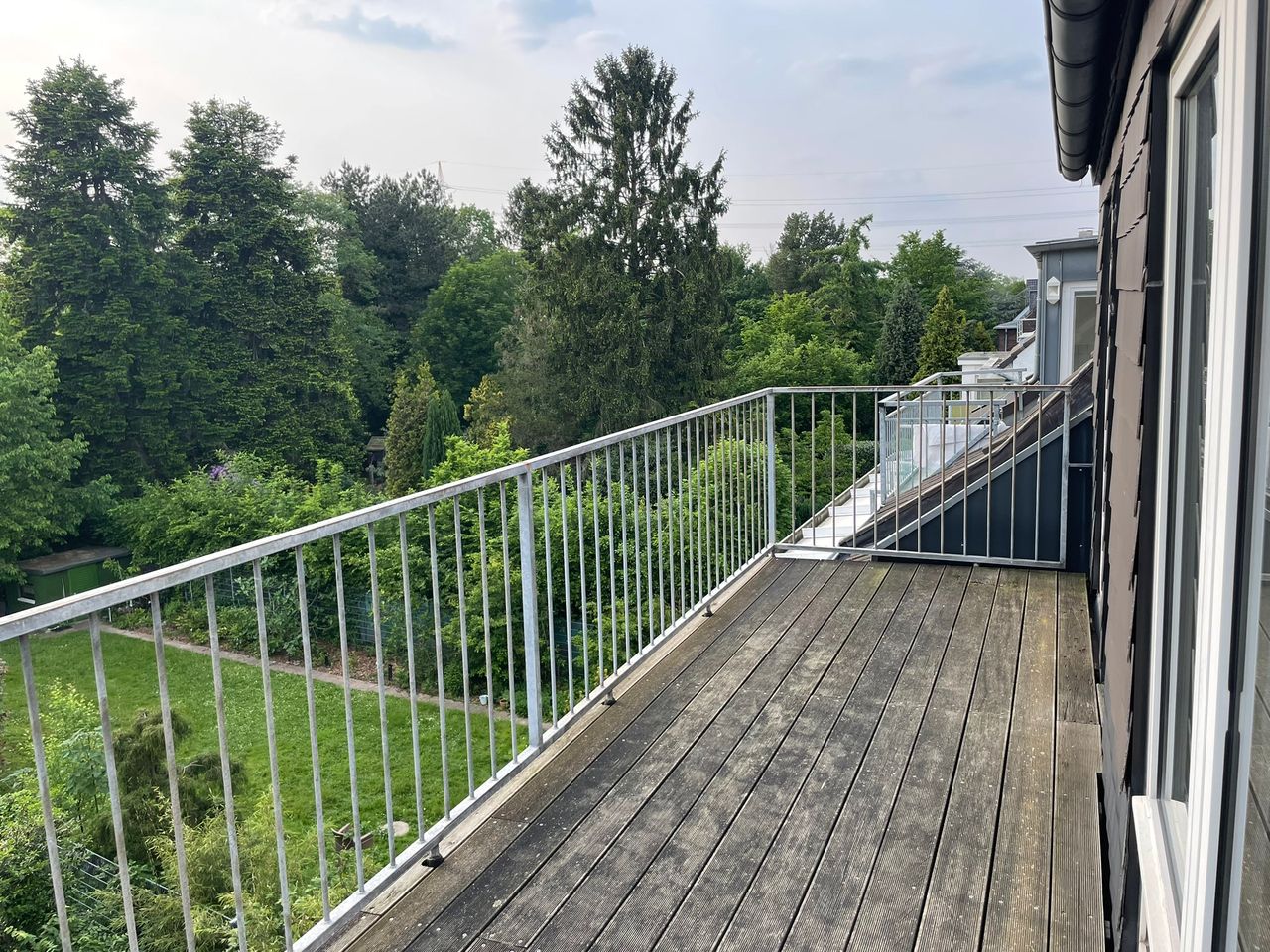 Auf Zeit 3-Zimmer-DG-Wohnung + SPB mit Dachterrasse - ab sofort