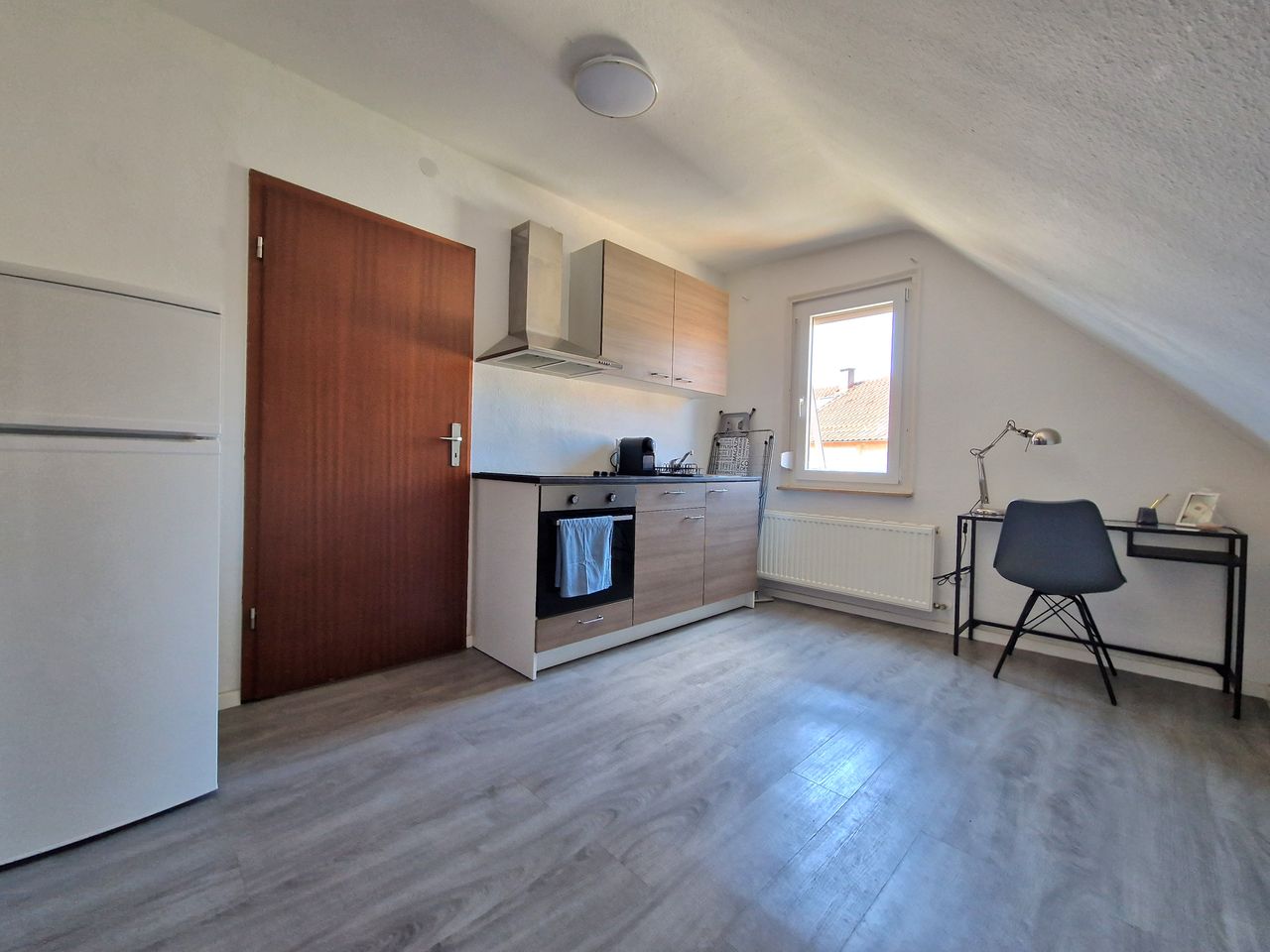 Furnished & fully equipped attic apartment with a quiet location with good connections