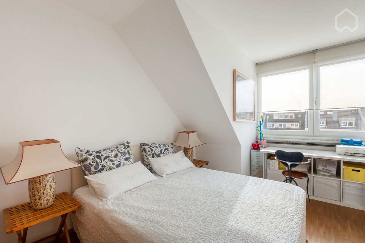 Beautiful 2-room Apartment with sunny roof terrace conveniently located
