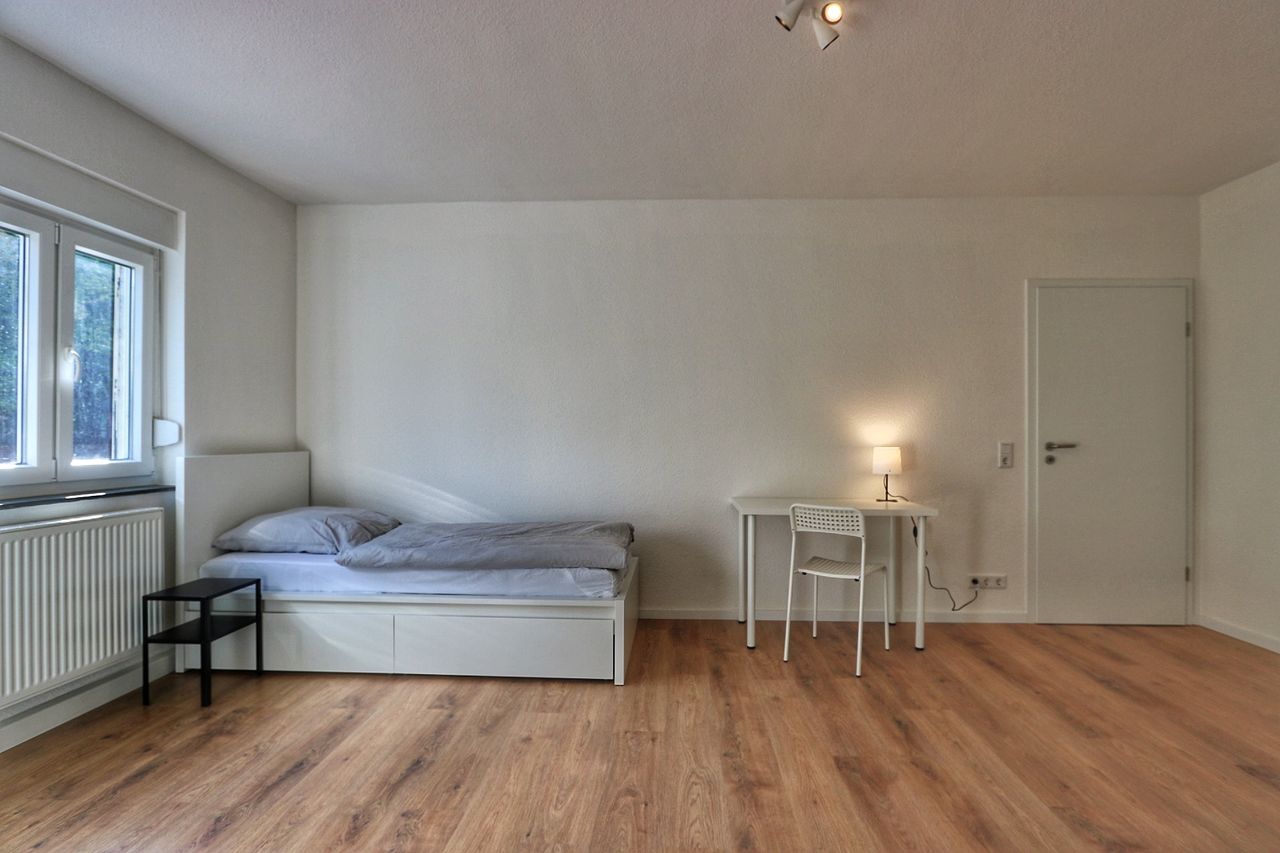 Bright and spacious 3-room apartment with a large balcony in a convenient location in Cologne!