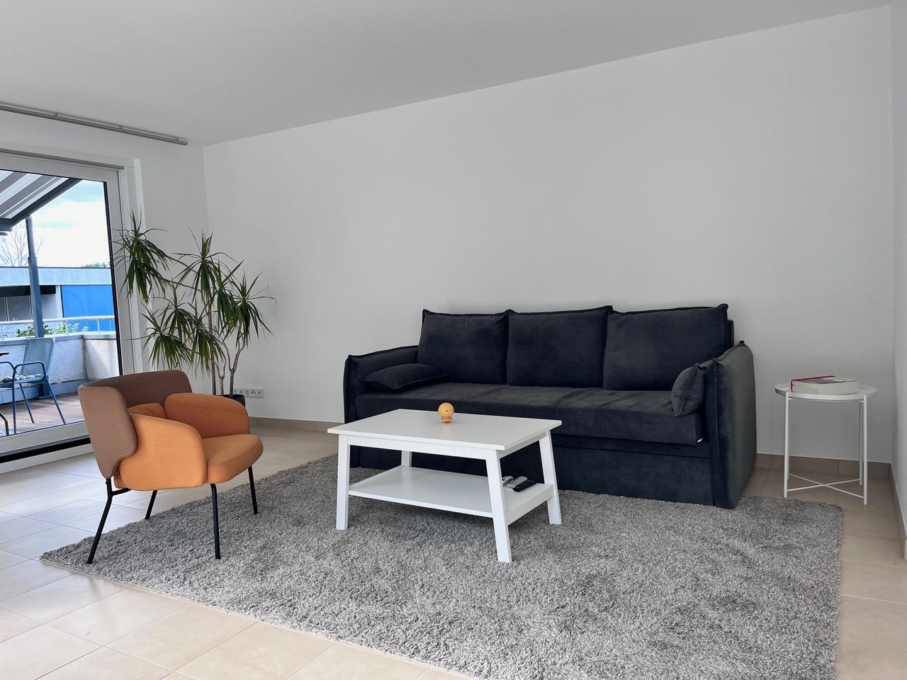 Bright, spacious apartment in Neuss near Düsseldorf, 90 sqm and fully furnished with a private parking space.