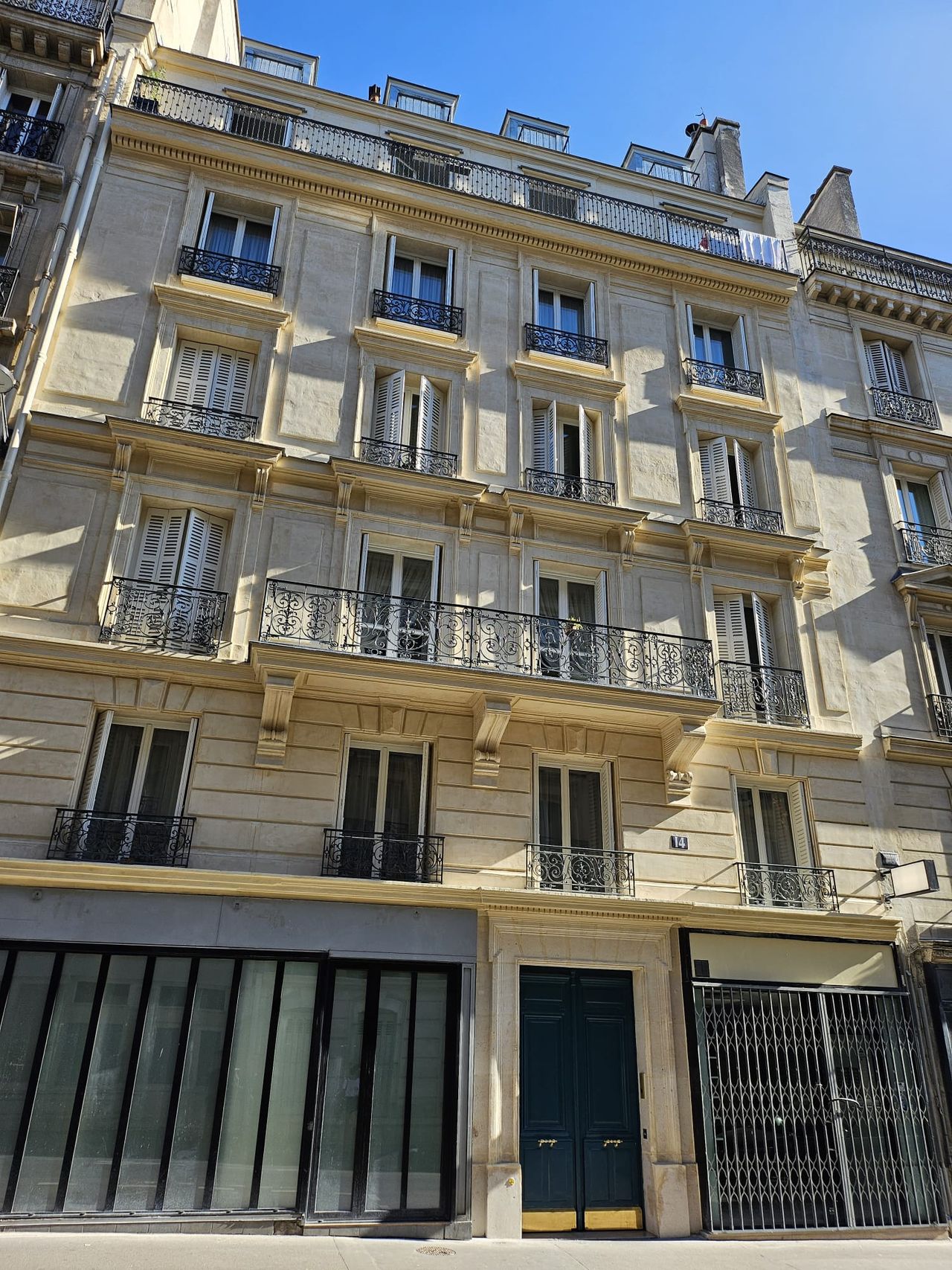 Charming quiet and practical studio - 10 min walk to Montmartre - in Paris 9th district (all bills included)