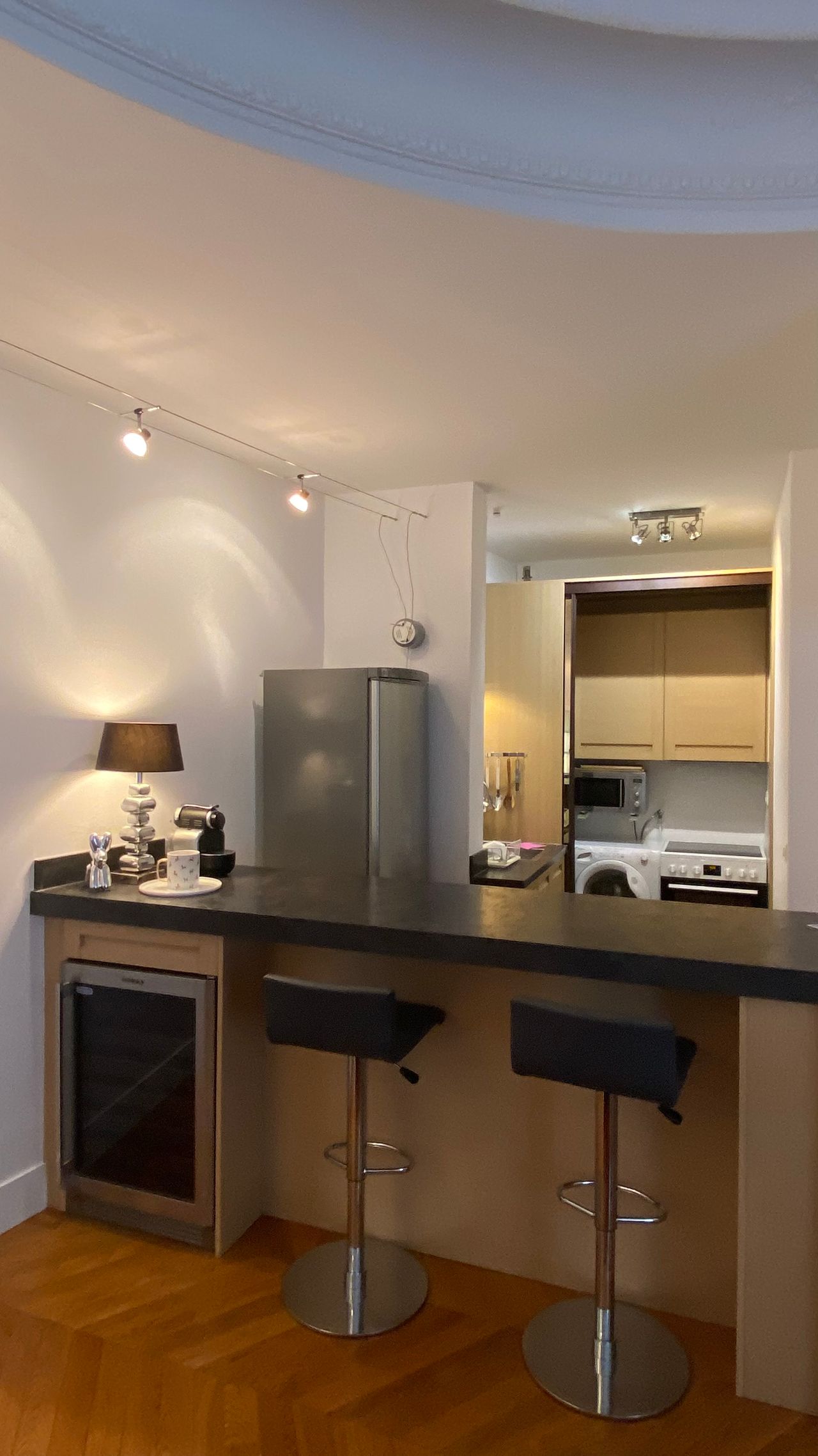 Fully equipped quiet luxury one-bedroom apartment