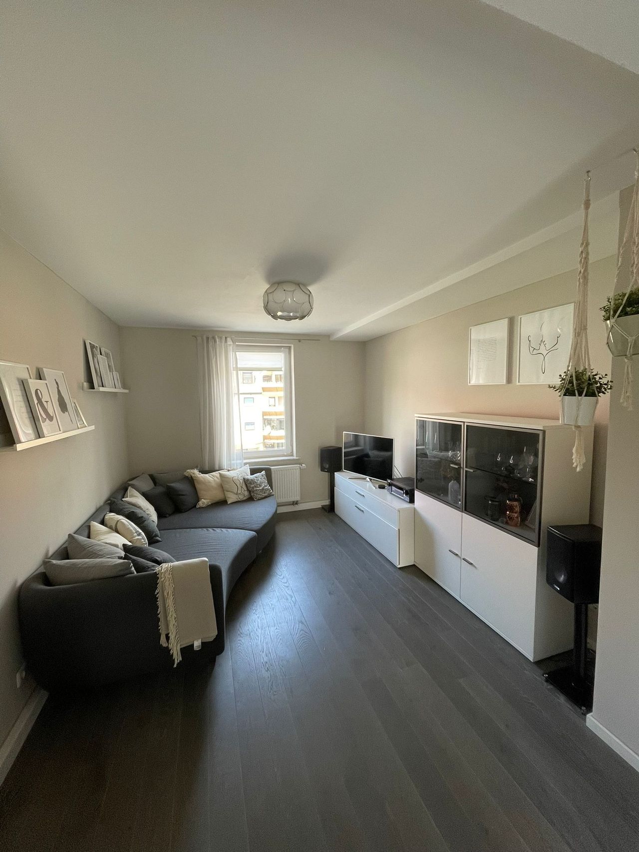 High-quality, fully furnished, stylish and completely renovated 2-room apartment in an old building with balcony in Nuremberg St. Jobst
