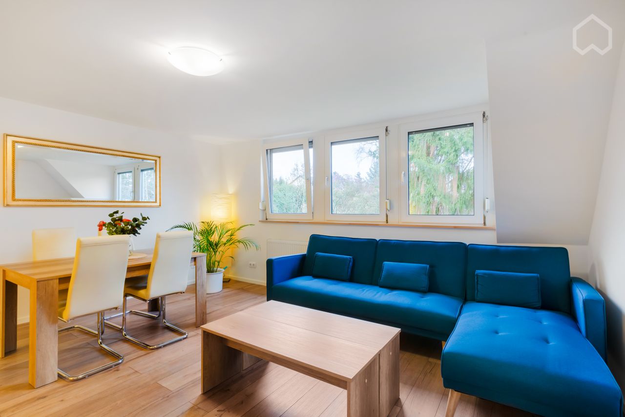 Beautiful three room flat in excellent part of Cologne. Parking included. Quiet, spacious. Direct tram connection to Cologne Main station