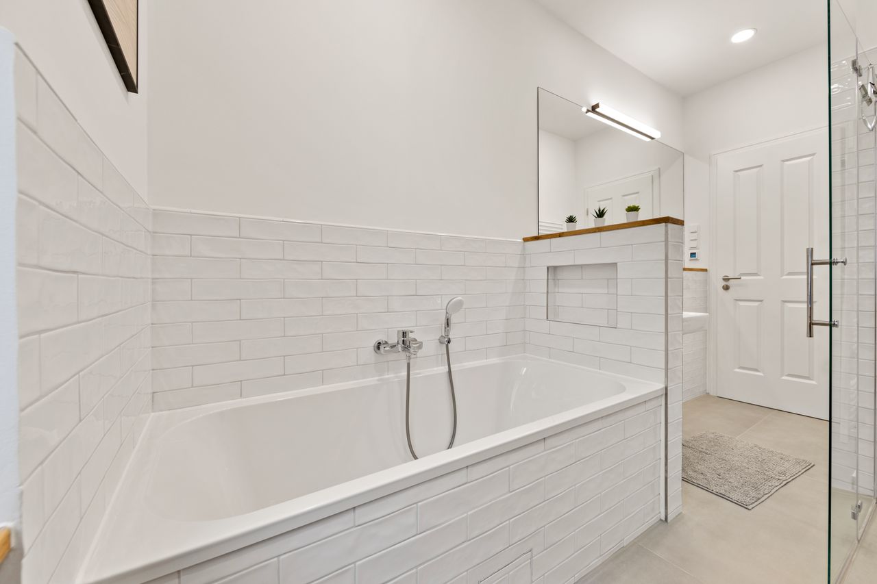Luxurious, freshly renovated 4 room apartment in Prenzlauer Berg in the heart of Berlin.