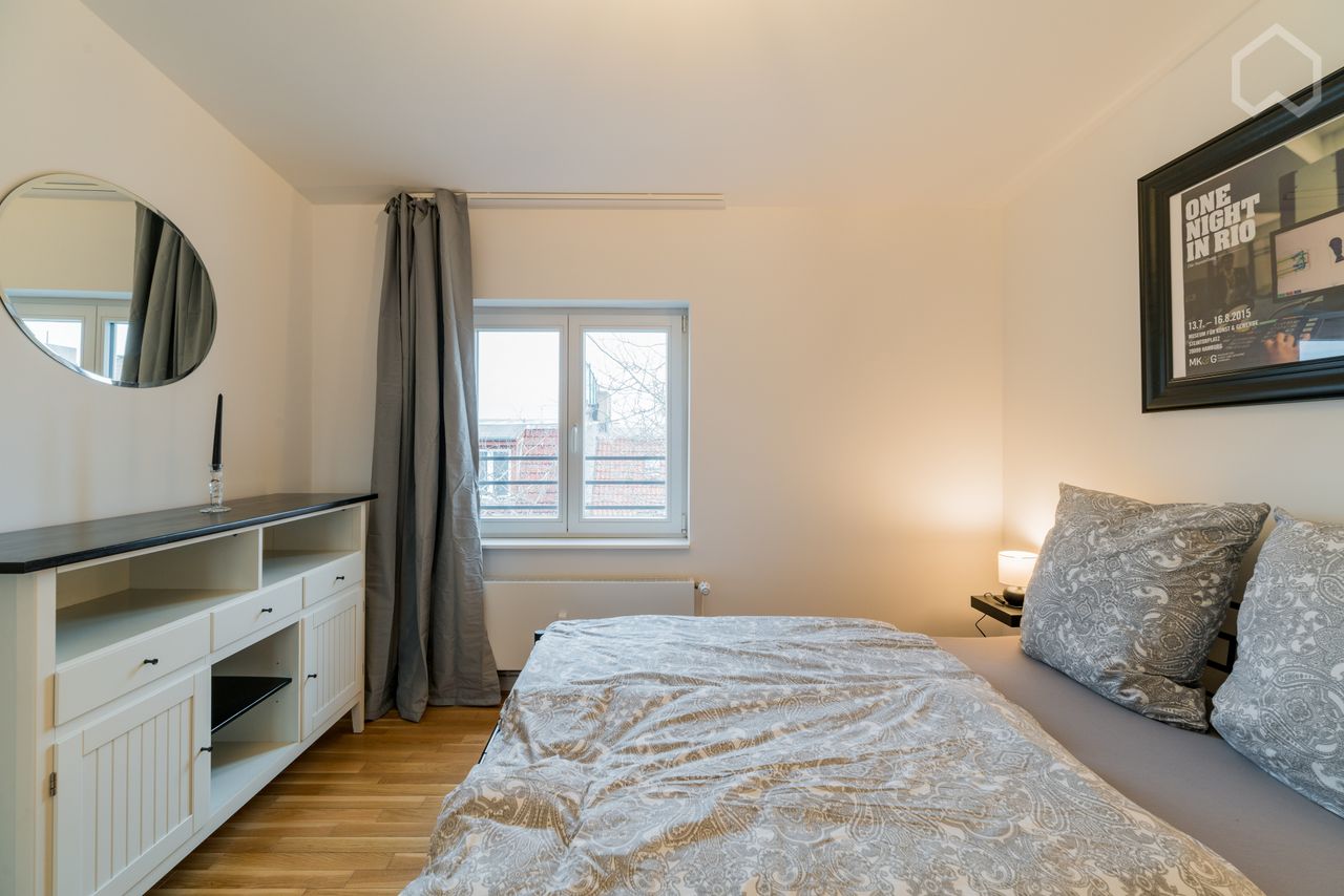 Bright Water-View-Apartment with 3 Rooms and Balcony in Friedrichshain