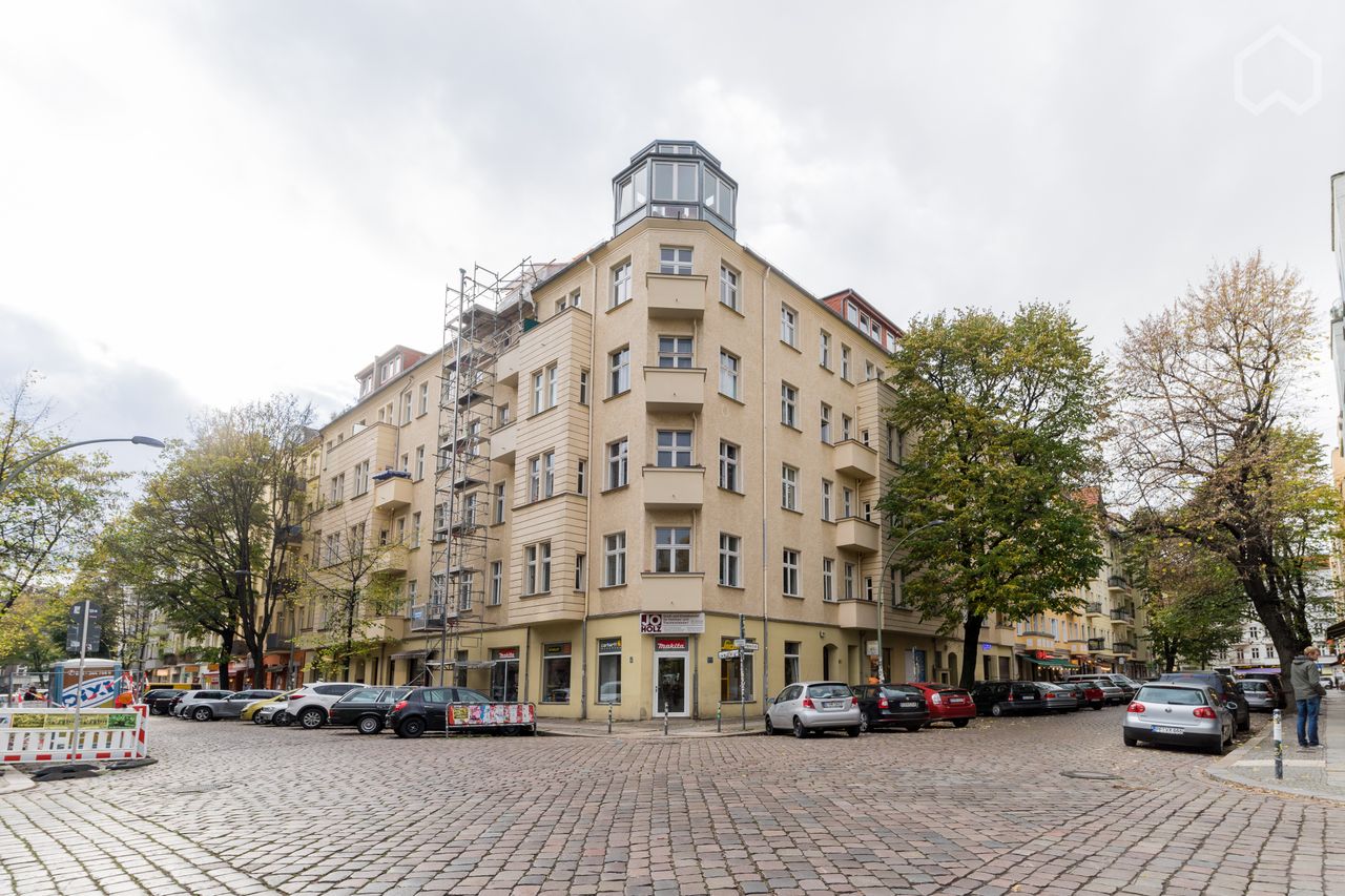 Boxhagener Square: stylish art nouveau apartment with Balcony