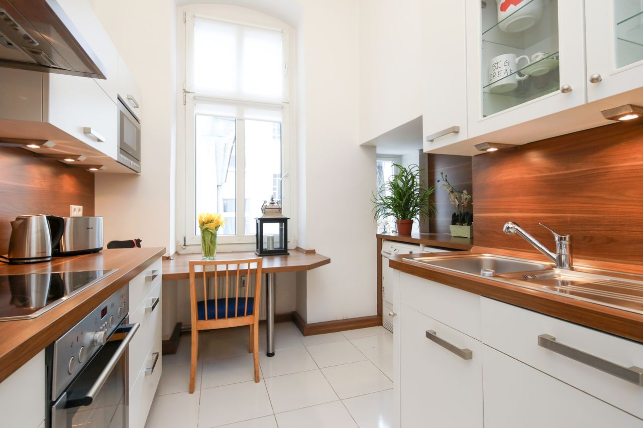 Comfortable and cozy 3 room apartment with beautiyfull antiques in Charlottenburg