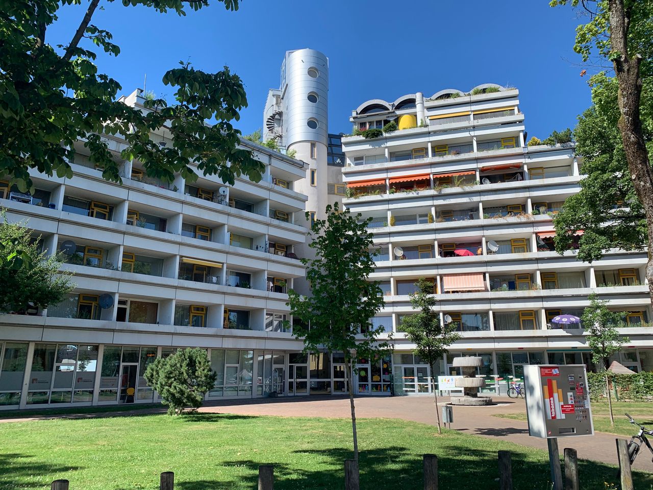 Renovated apartment with balcony close to the subway station