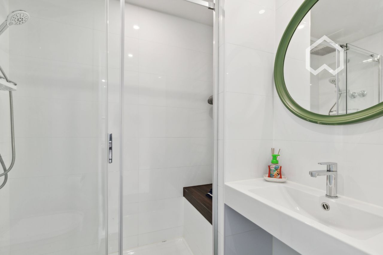 Sunny, furnished apartment with private terrace in Cologne-Marienburg.