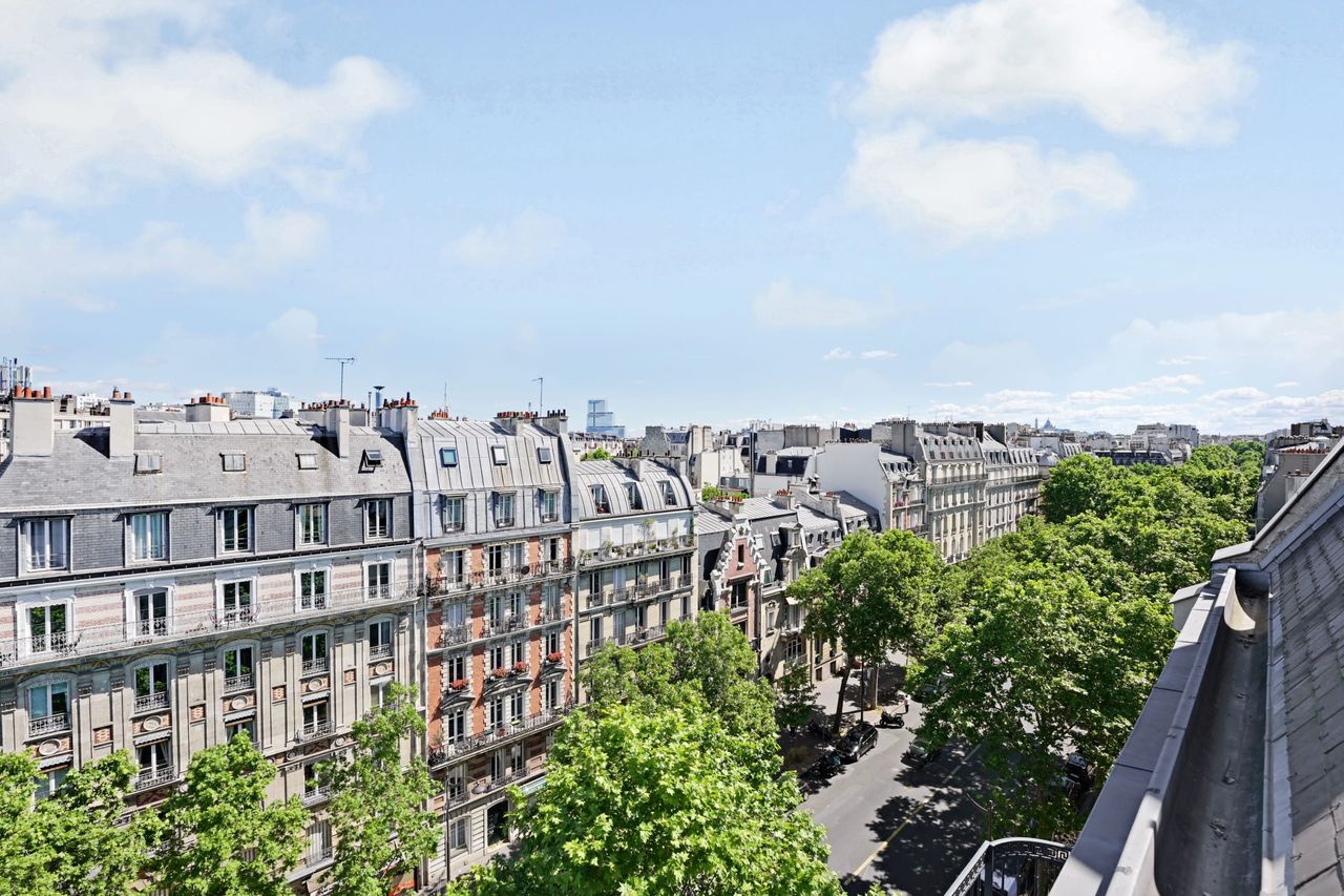 Very nice two room flat, close to transport with view on the roofs of Paris.