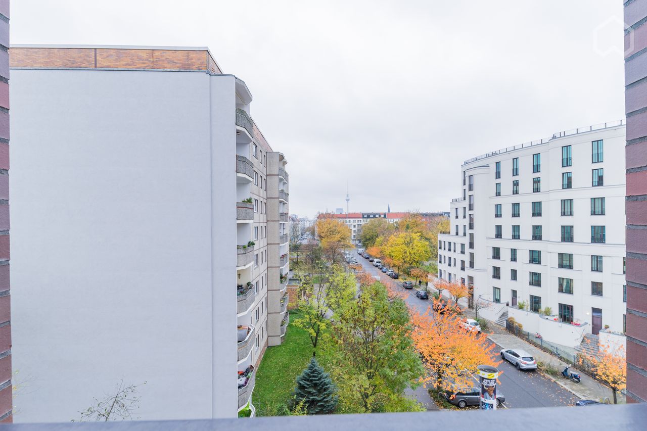 Wonderful, sunny apartment in Prenzlauer Berg with an open balcony as also a recessed balcony