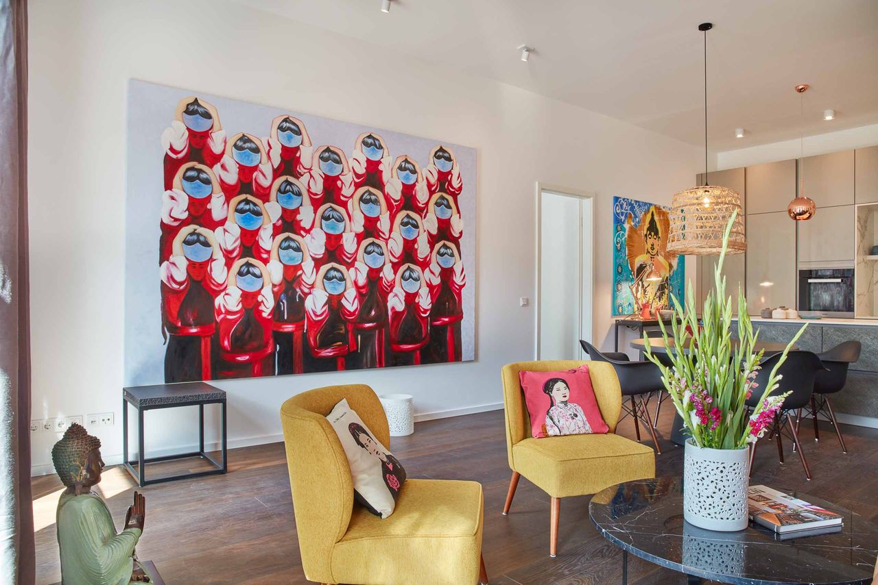 Modern apartment in Prenzlauer Berg with asian touch and Pop Art collection