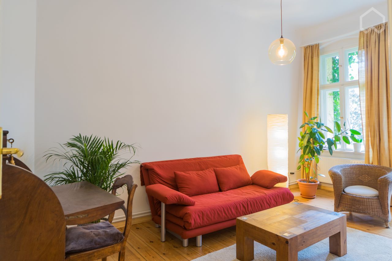 Beautiful, quiet small apartment with balcony into the greenery and still central with perfect transport connections