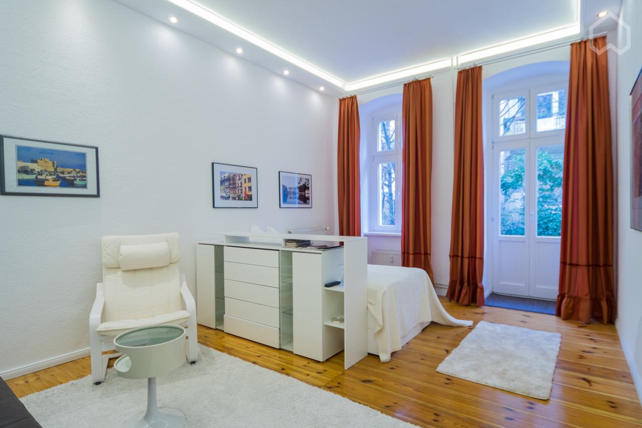 Stylish furnished apartment with terrace in an old historical building in Schöneberg