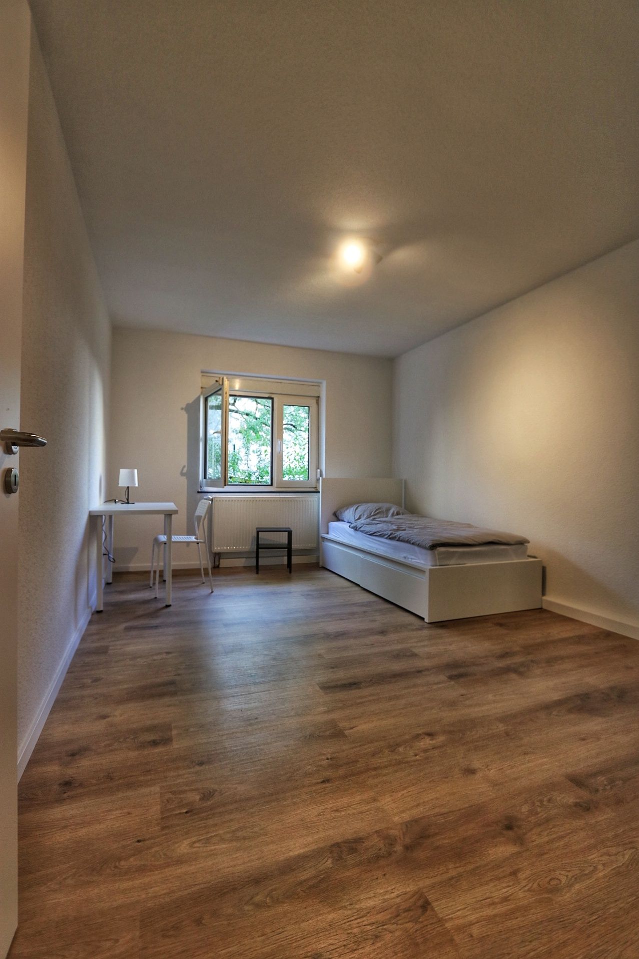 Bright and spacious 3-room apartment with a large balcony in a convenient location in Cologne!