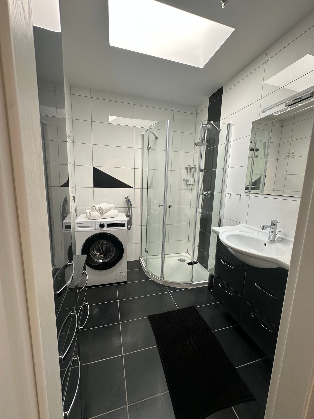 Exclusive apartment with Rhine Tower view | Cleaning included | Double parking space optional | Separate WC