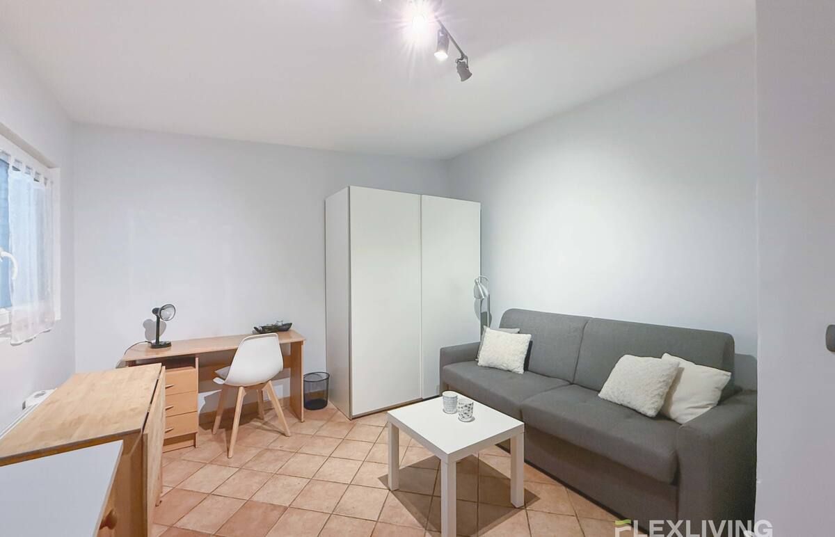 a charming 18m2 studio located on Boulevard Didero