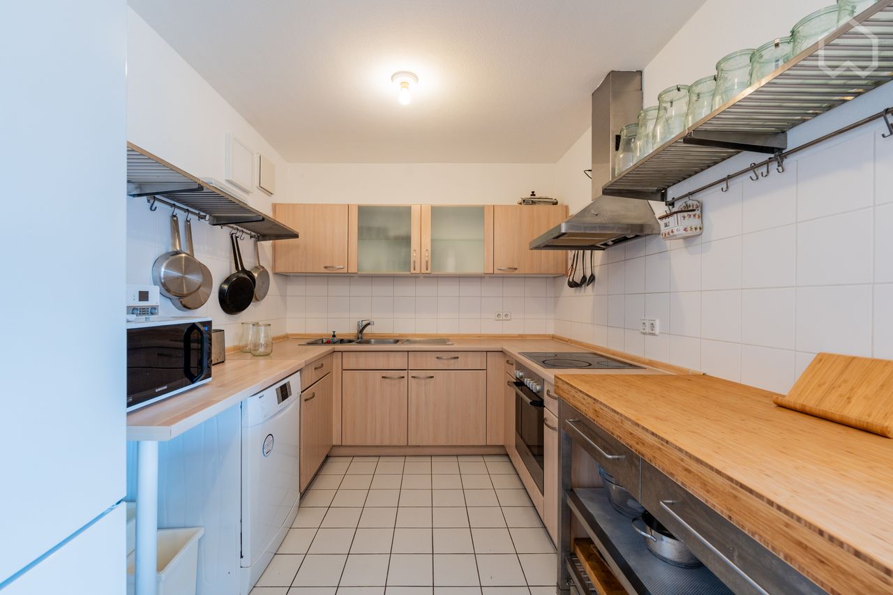 Quiet, bright apartment in Wilmersdorf (with parking space)