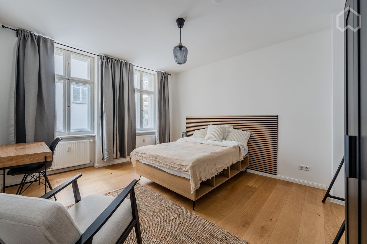 Bright and Quiet Historical Apartment at Famous Torstraße / Rosenthaler Platz Area
