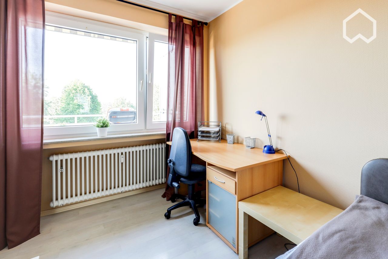 Unterbach: Fully furnished three-room flat in top floor! Living in Düsseldorf's Green Belt