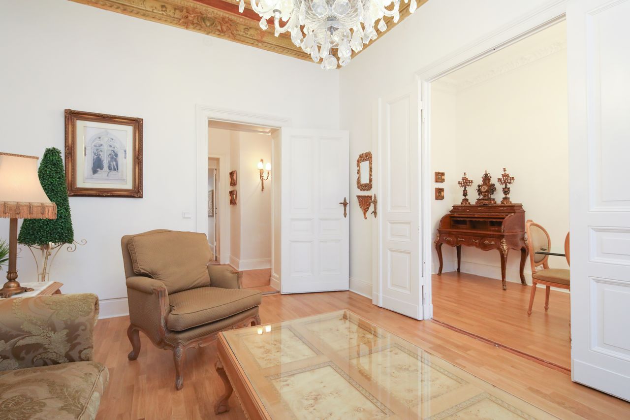 Comfortable and cozy 3 room apartment with beautiyfull antiques in Charlottenburg