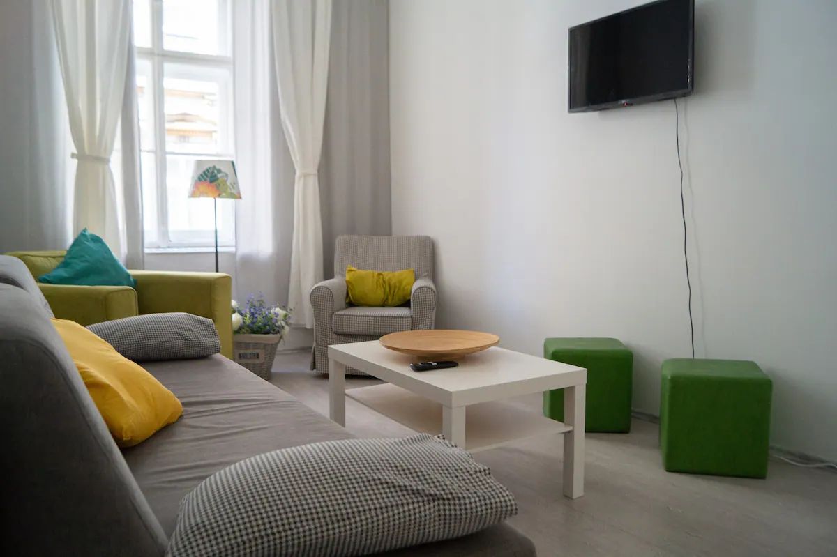 Nice and cosy little flat in the heart of Vienna in the middle of the embassy district.