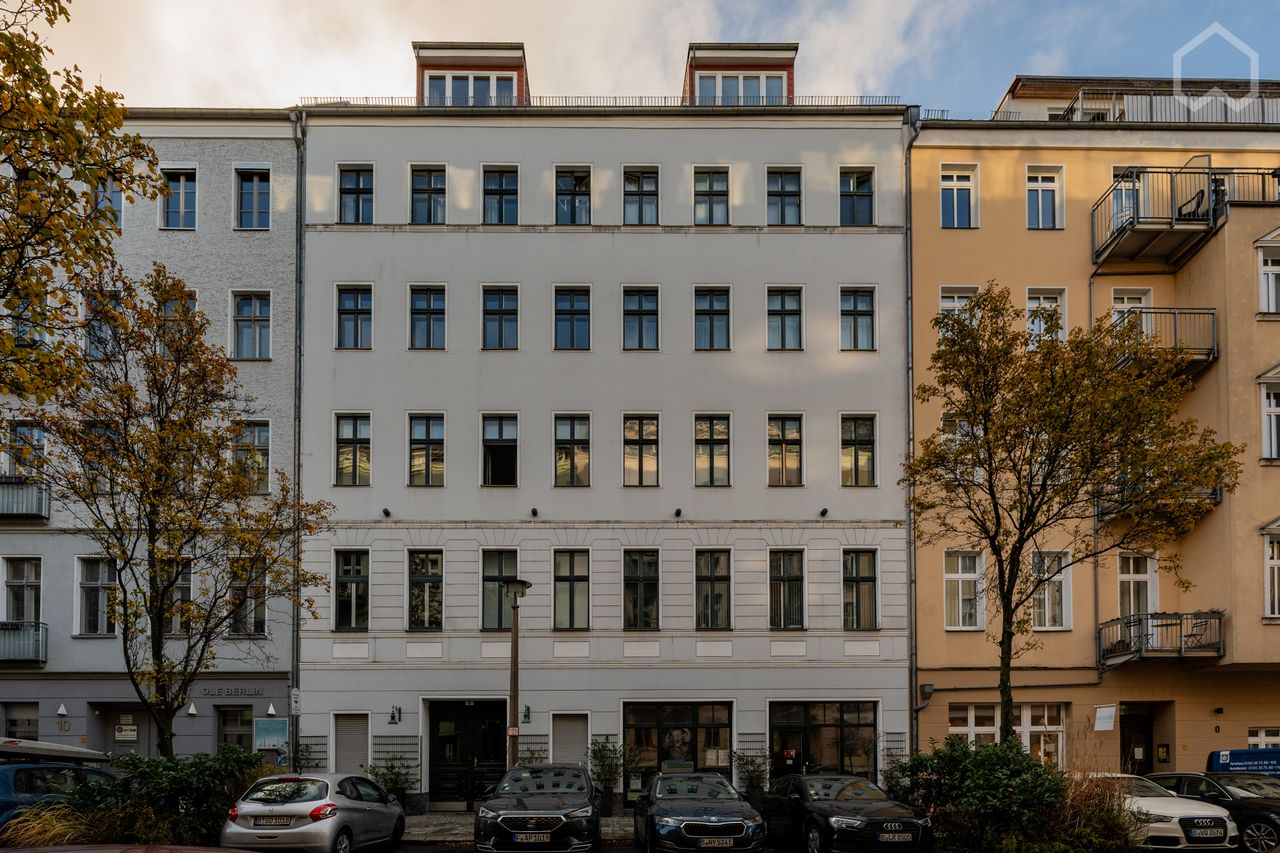 Charming & modern old building apartment with balcony at Nordbahnhof in Mitte