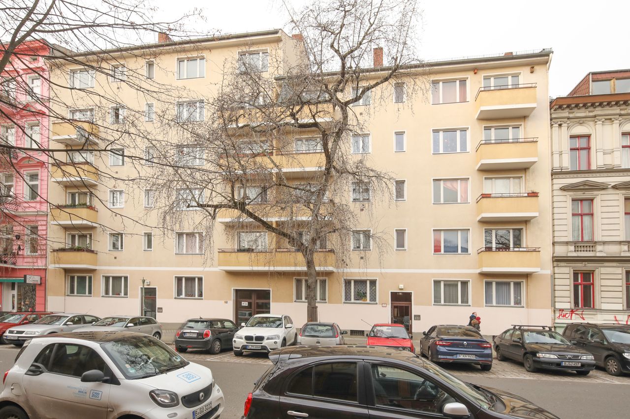 Sunny 2 room apartment with balcony with an amazing view to the market hall in Moabit (Berlin)